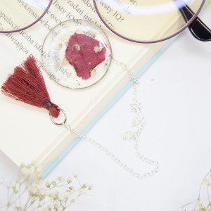 Biżuteryjna Zakładka do książki - goździk