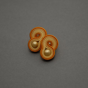 małe, pomarańczowo-żółte kolczyki sutasz