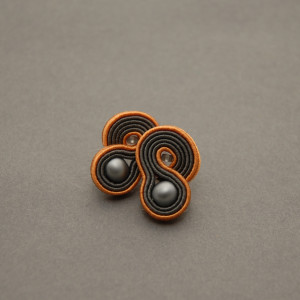 małe, szaro-pomarańczowe kolczyki sutasz