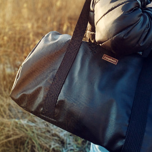 Czarna torba podróżna z ekoskóry