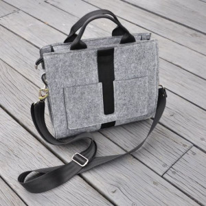 Designerska mała torba z filcu - szara - z czarnym paskiem