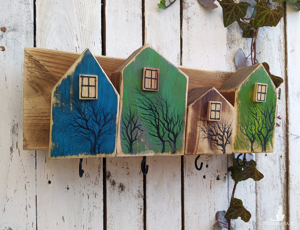 Drewniany wieszk z kolorowymi domkami