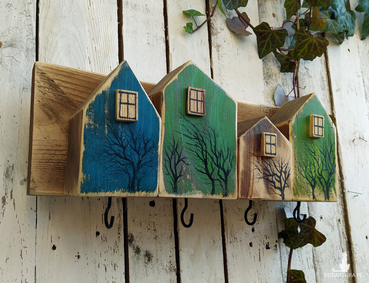 Drewniany wieszk z kolorowymi domkami
