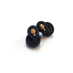 MAŁE KOLCZYKI SUTASZ granat z karmelem